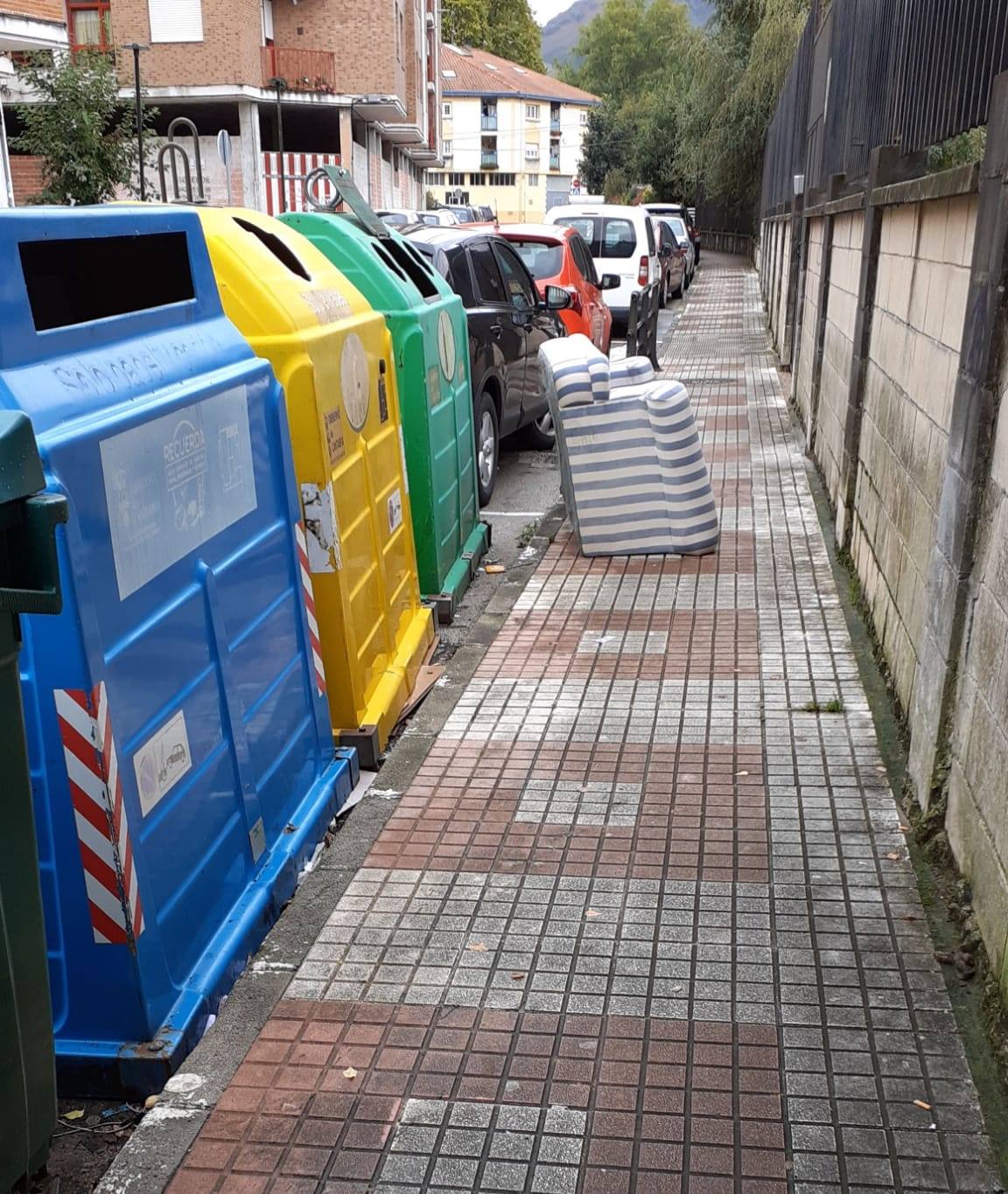 Un sillón, abandonado en plena acera en una calle de Los Corrales.