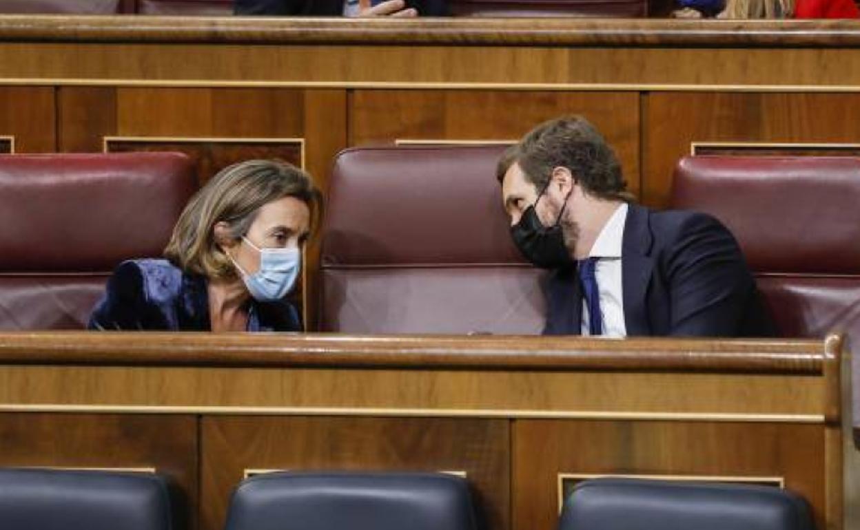 Cuca Gamarra y Pablo Casado este martes en la sesión de control al Gobierno en el Congreso.