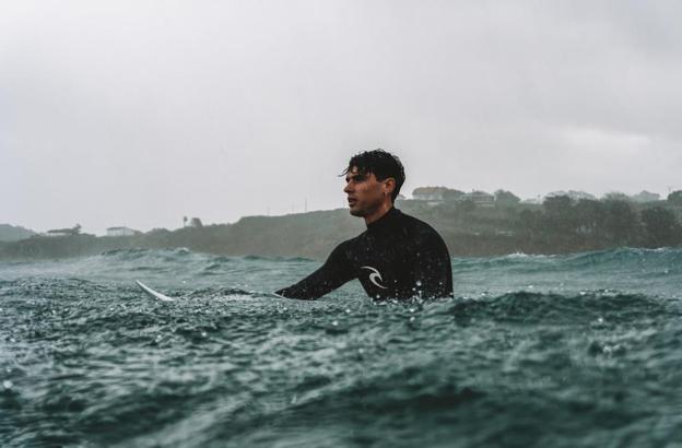 Surfeando en la playa de Merón.