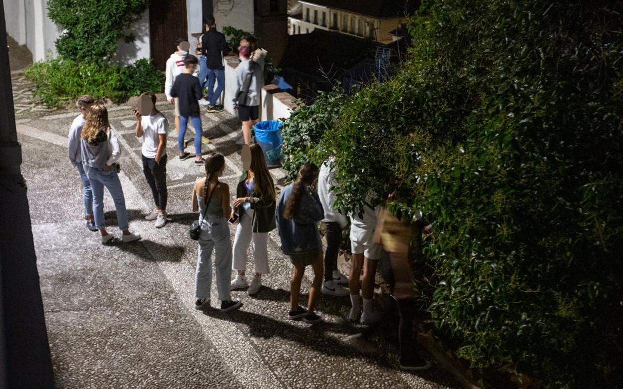 Imagen de un grupo de jóvenes celebrando una fiesta en la calle. 