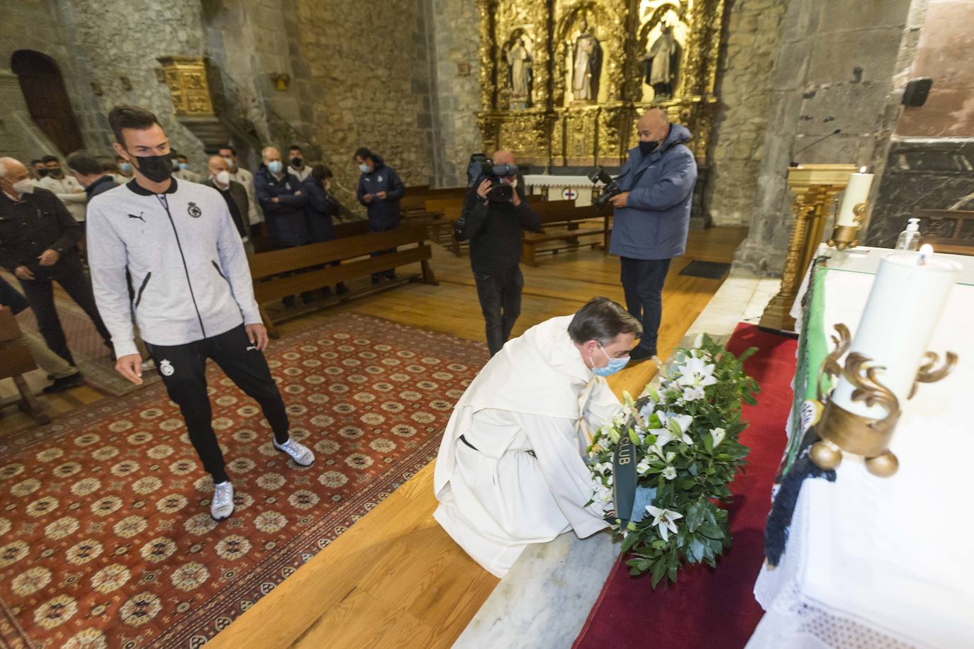 Los jugadores del Racing realizaron una ofrenda de flores a la Virgen de la Bien Aparecida para pedirle a la patrona de Cantabria que les ayude a lograr el ascenso a Segunda 