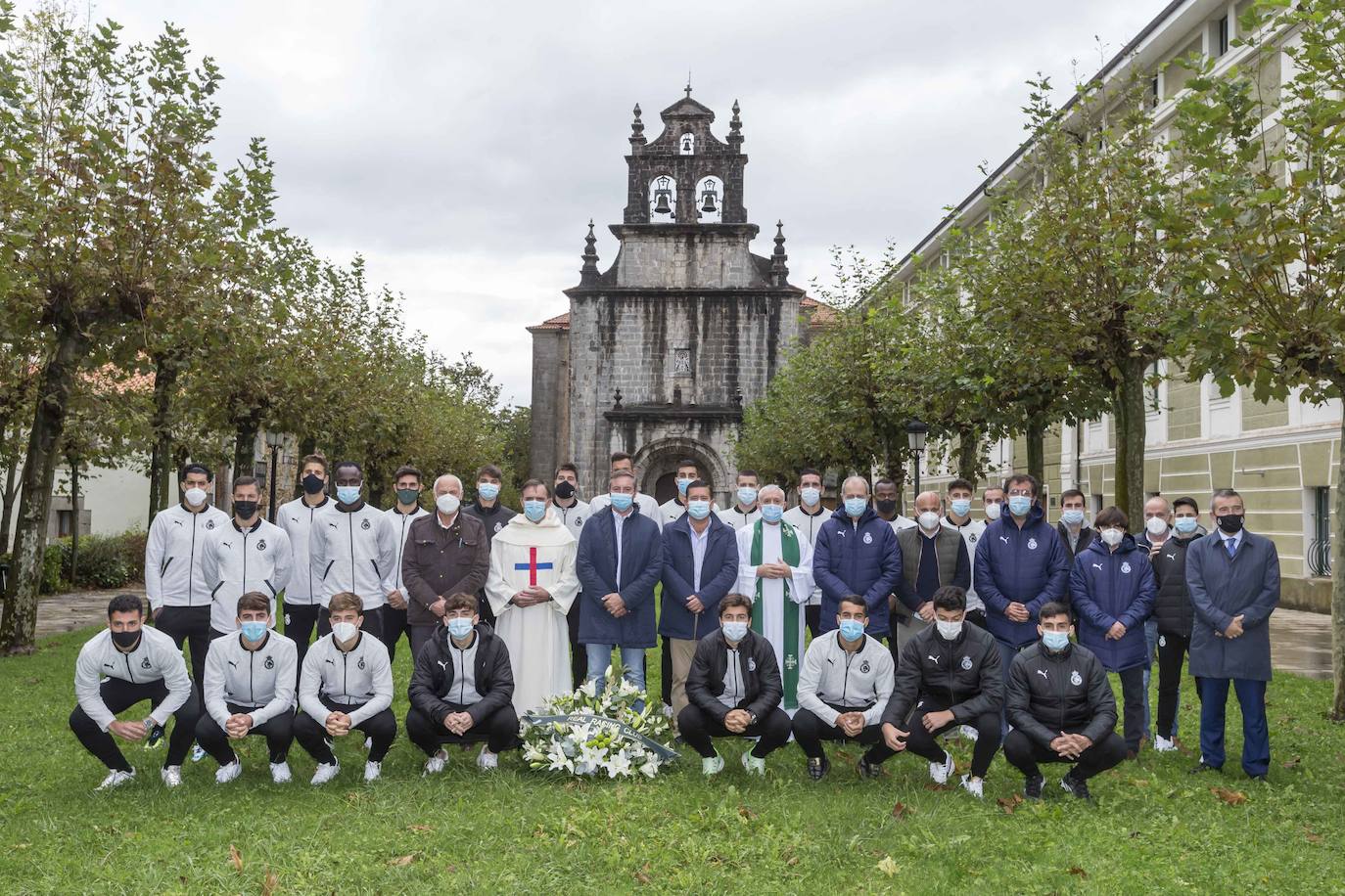 Los jugadores del Racing realizaron una ofrenda de flores a la Virgen de la Bien Aparecida para pedirle a la patrona de Cantabria que les ayude a lograr el ascenso a Segunda 