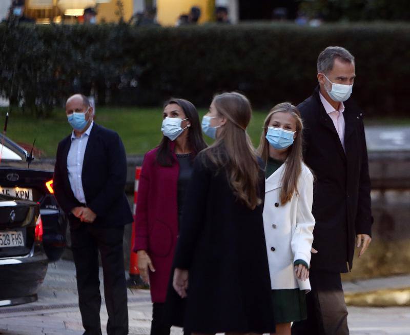 Los estilismos de Felipe VI, la Reina Letizia, la Princesa Leonor y la infanta Sofía captaron todas las miradas.