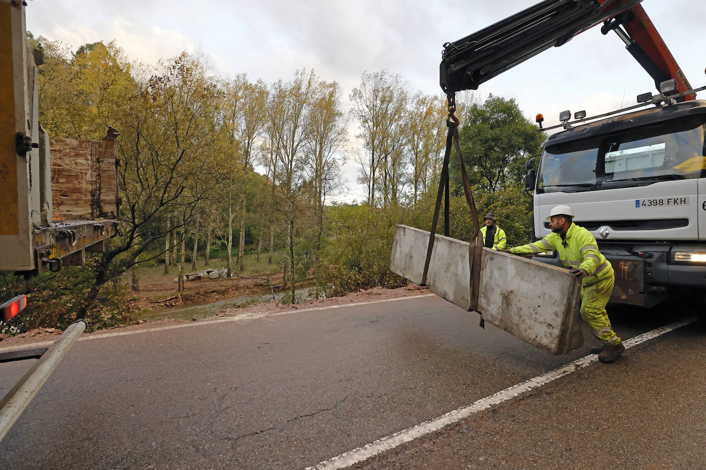 Fotos: Un argayo corta la carretera entre Santa Lucía y Mazcuerras