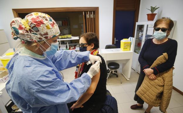 La población responde de forma masiva a la llamada a vacunarse frente a la gripe