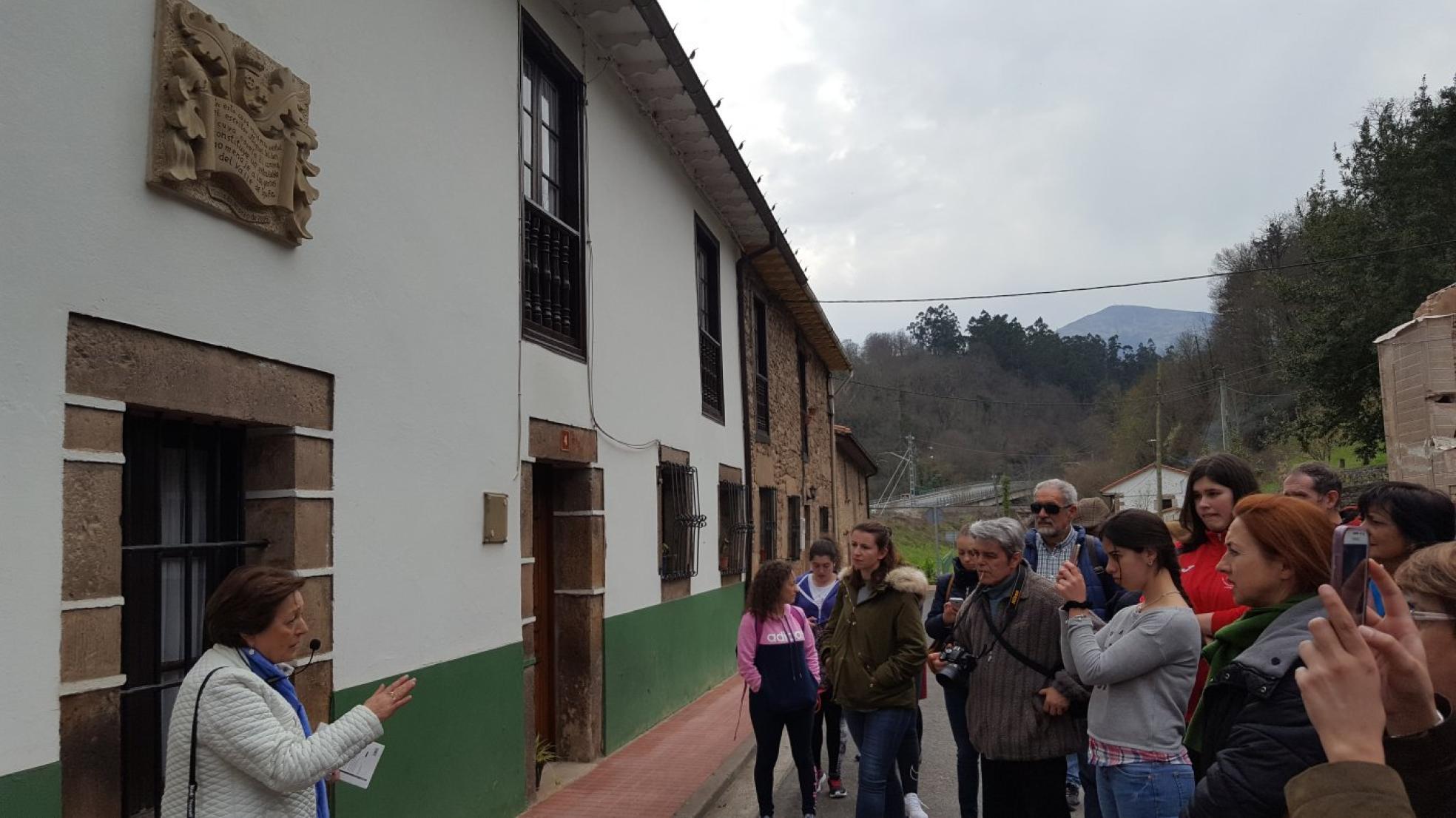 Carmen Múgica se detiene junto a un grupo de visitantes en la casa en la que Miguel Delibes pasó sus veranos en Molledo