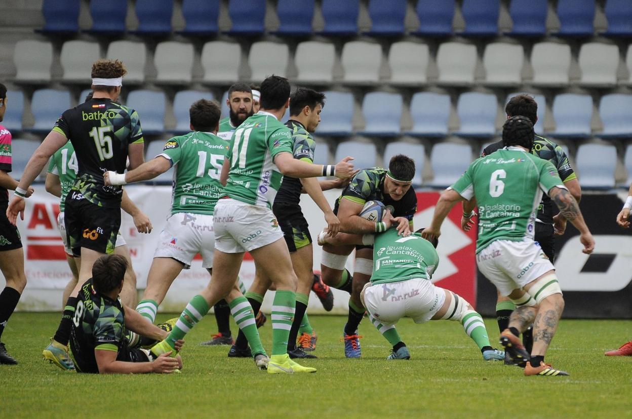 Bathco y Aldro Energía Independiente, en el derbi que jugaron en El Malecón, en Torrelavega. 