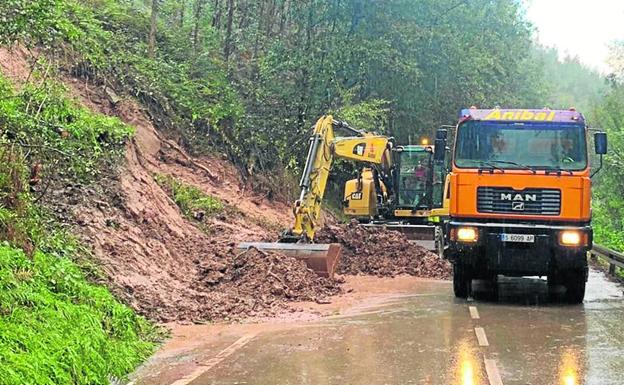 Udalla (Ampuero). La carretera CA-685, que une Udalla con Ampuero, sufrió el pasado miércoles un nuevo corte de tráfico debido a un desprendimiento de tierra, piedras y un árbol, procedentes de un talud en el que la Junta Vecinal de Hoz de Marrón planta eucaliptos.