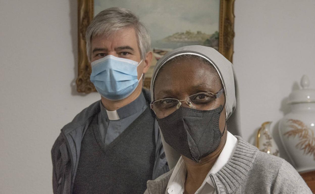 La hermana misionera Faustina, junto al delegado de Misiones en Cantabria, Pedro Miguel Rodríguez