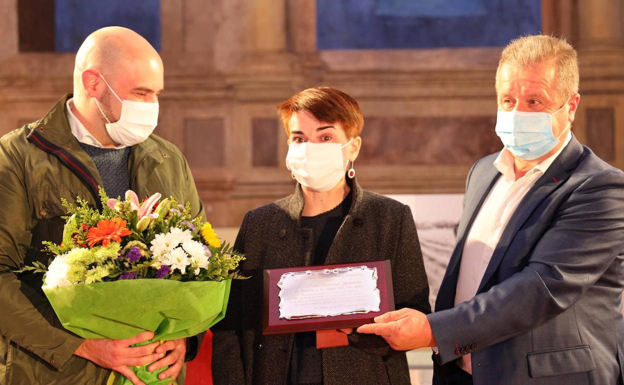 De izquierda a derecha, René, Irene Santervás y Julio Cires.