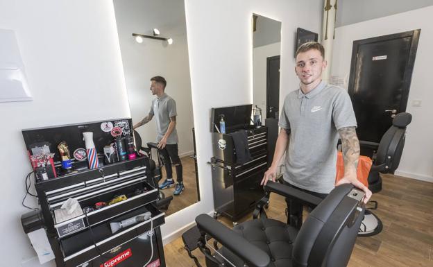 Diego Macho | Macho's Barber Shop (Cervantes, 1) - Abrió el 15 de octubre: «Empecé a trabajar y a aprender el oficio con 16 años, pero tenía claro que quería tener mi propia barbería»