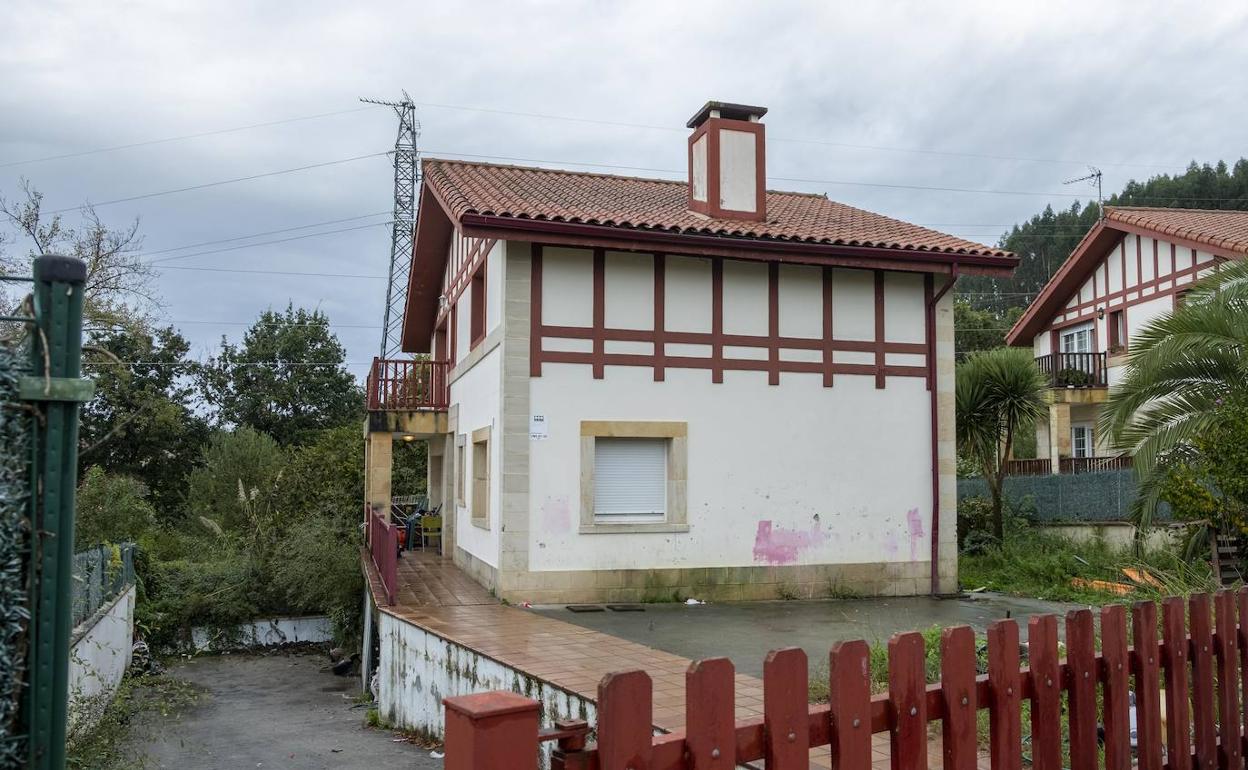 El número 22 del barrio Vallejada, donde reside una de las familias que ha ocupado el chalet propiedad del Banco Santander. 