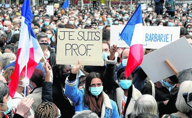 Cientos de personas acudieron ayer a la Plaza de la República, en París, para rendir homenaje al profesor asesinado el viernes.