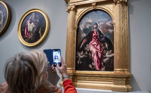 Una mujer fotografía 'La Virgen de la Caridad' una las obras de de la exposición 'El Greco en Illescas'. 