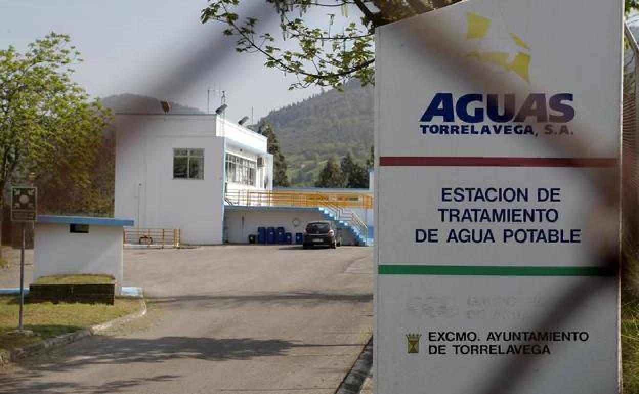 Aguas Torrelavega firma un nuevo convenio que mejora las condiciones laborales de sus 68 trabajadores