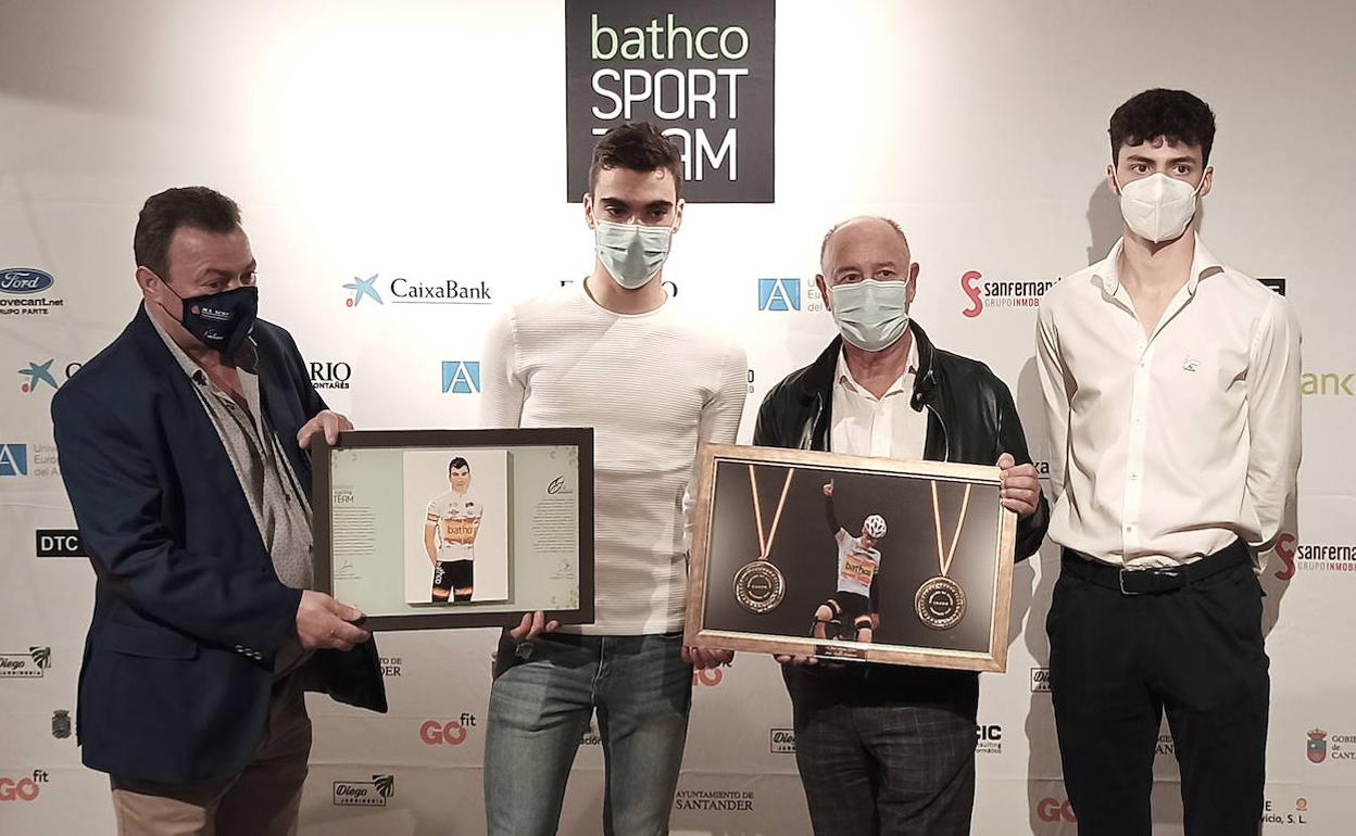 El Bathco despide la temporada con un homenaje a Juan Ayuso