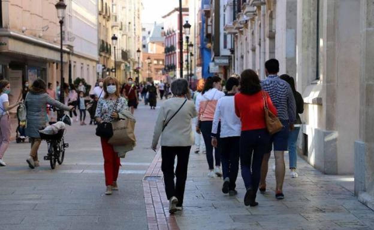 Gente con mascarilla por las calles de Burgos.