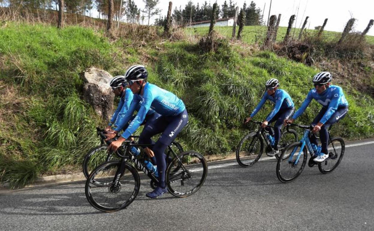 Ciclistas del Movistar, preparando su participación en la Vuelta. 