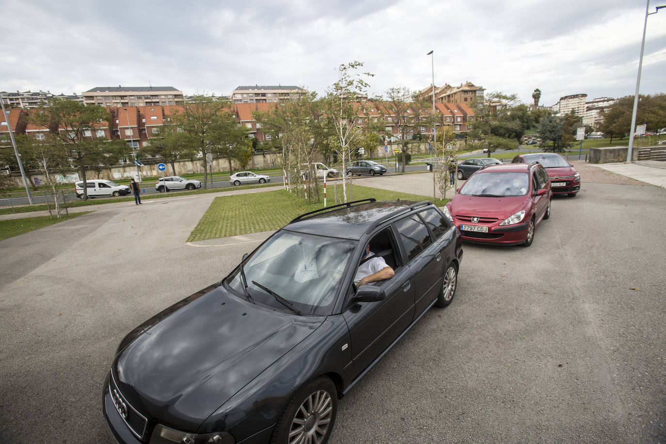 Las colas vuelven a los 'coroautos' donde se hacen las pruebas PCR por el repunte de los contagios. 