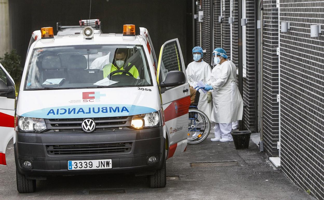 Un paciente de la residencia covid de Suances abandona el centro en una ambulancia del Servicio Cántabro de Salud. 