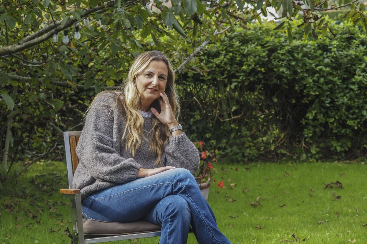 Gisela Saiz, en el jardín de su casa, en Liendo. 