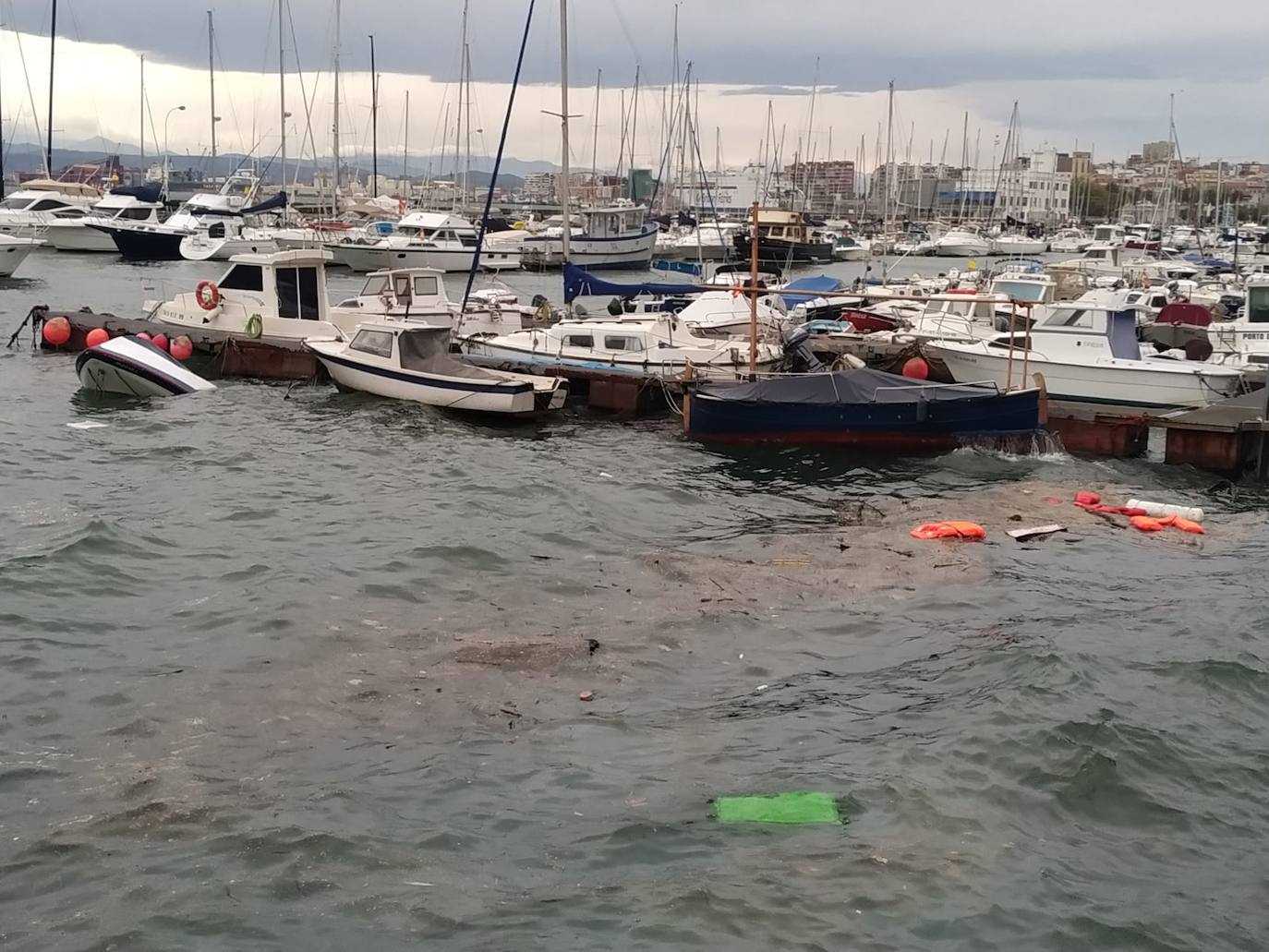 Imágenes tomadas al amanecer en la bahía de Santander, con el mar azotando Puertochico y las playas de El Sardinero, en calma chicha.