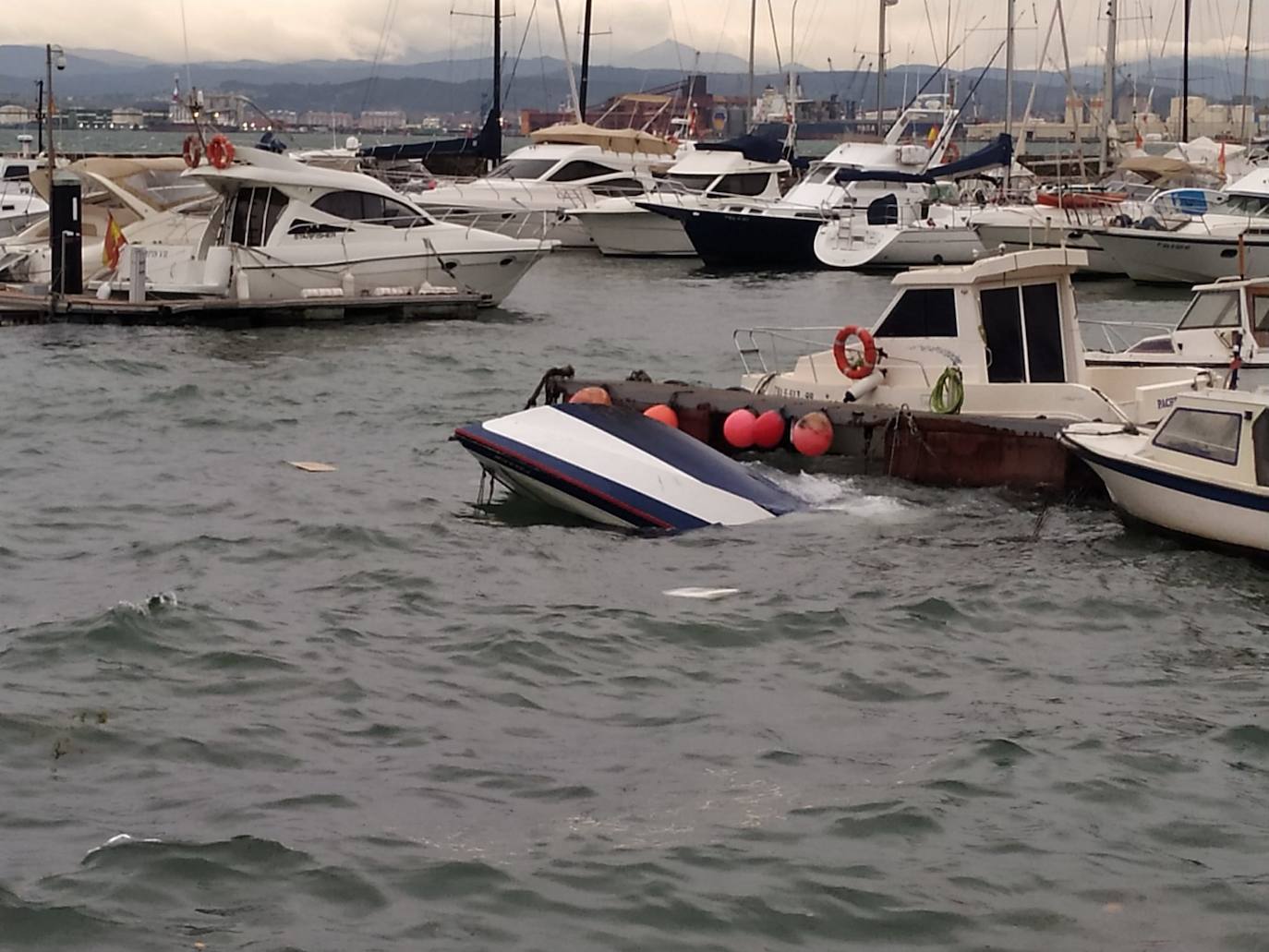 Imágenes tomadas al amanecer en la bahía de Santander, con el mar azotando Puertochico y las playas de El Sardinero, en calma chicha.