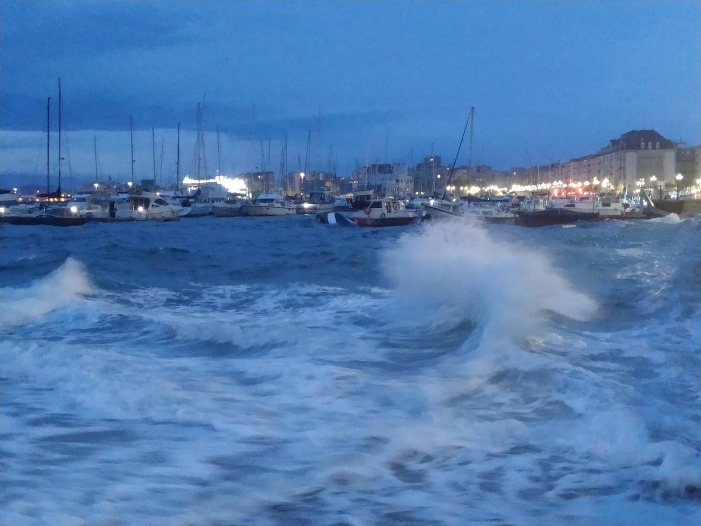 Imágenes tomadas al amanecer en la bahía de Santander, con el mar azotando Puertochico y las playas de El Sardinero, en calma chicha.