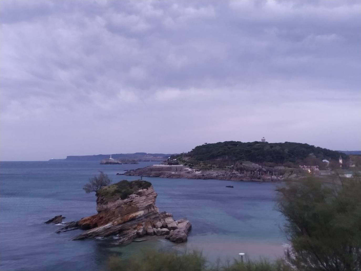 Imágenes tomadas al amanecer en la bahía de Santander, con el mar azotando Puertochico y las playas de El Sardinero, en calma chicha.