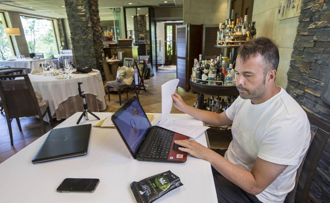 Nacho Solana trabajando durante el confinamiento y diseñando la nueva carta.