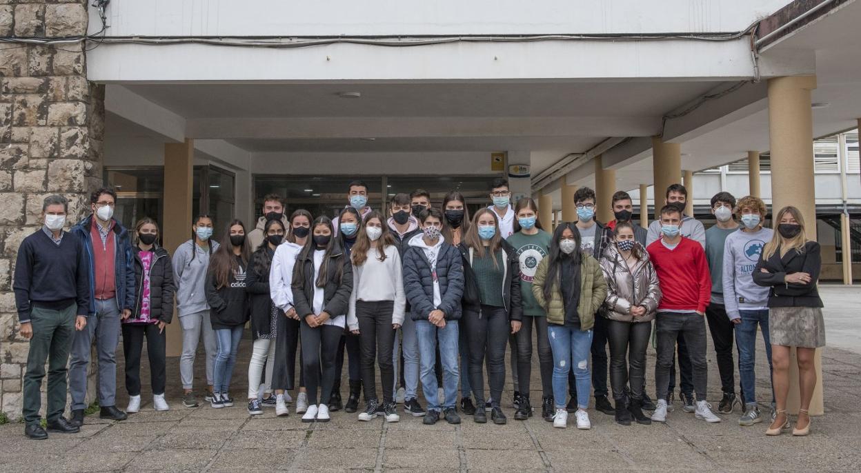 La directora, Elena Vicente, y el tutor, Eulogio Fernández, junto a los alumnos participantes en la octava edición de STARTinnova.