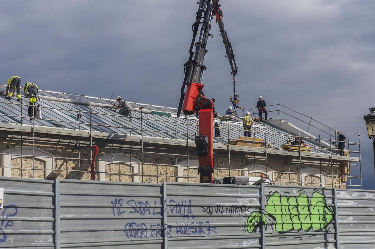 Operarios, durante los trabajos de esta semana en la instalación del lucernarrio de las Naves. sane