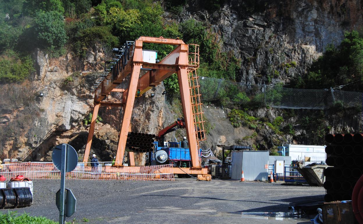 Acciona está procediendo estas semanas a retirar la tuneladora atascada en la bahía. 