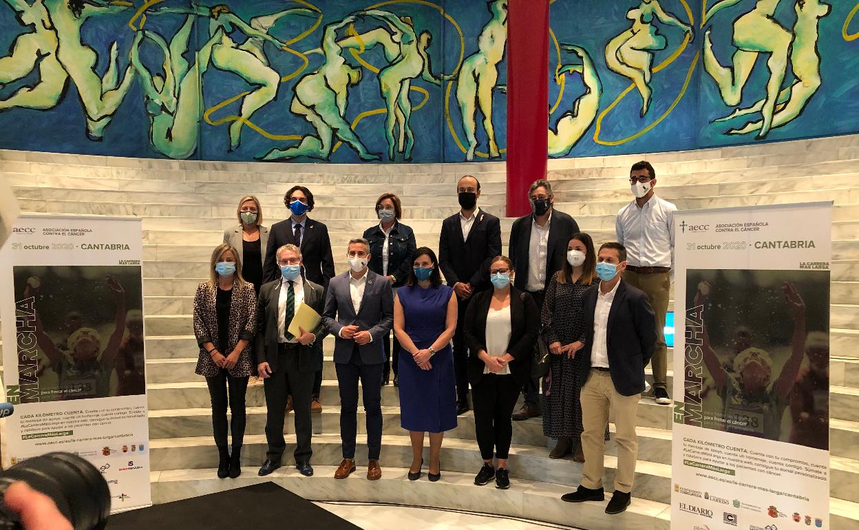 El vicepresidente del Gobierno de Cantabria, Pablo Zuloaga, junto a los alcaldes de los municipios participantes en la carrera y miembros de la AECC, en el acto de presentación celebrado en el Palacio de Festivales 