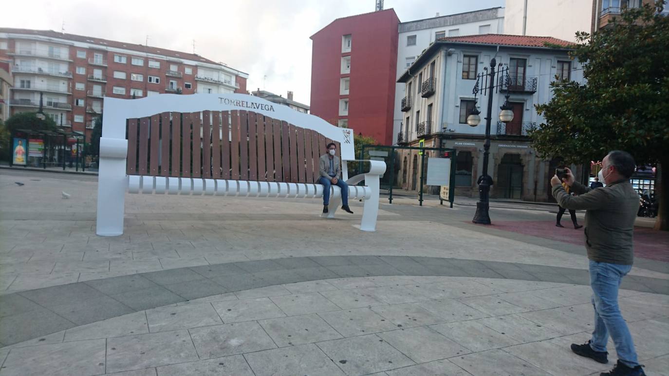 Este viernes, al fin, los torrelaveguenses estrenan el banco gigante que se ha instalado en el Bulevar Demetrio Herrero, una obra que busca que los ciudadanos y turistas acudan a hacerse fotos para que las publiquen en sus redes sociales y promocionar, así, la ciudad.