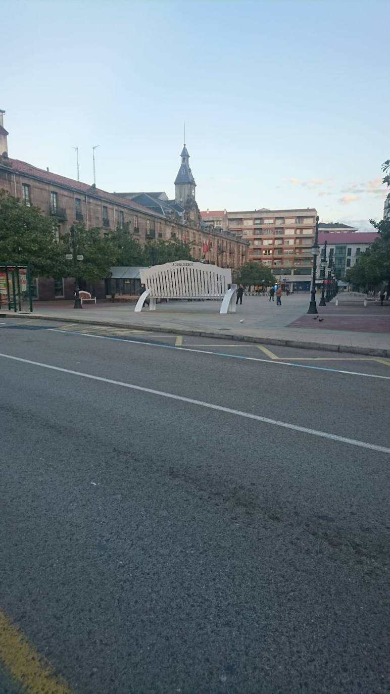 Este viernes, al fin, los torrelaveguenses estrenan el banco gigante que se ha instalado en el Bulevar Demetrio Herrero, una obra que busca que los ciudadanos y turistas acudan a hacerse fotos para que las publiquen en sus redes sociales y promocionar, así, la ciudad.