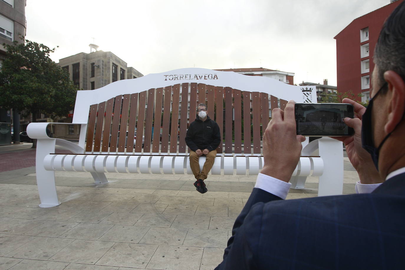 Este viernes, al fin, los torrelaveguenses estrenan el banco gigante que se ha instalado en el Bulevar Demetrio Herrero, una obra que busca que los ciudadanos y turistas acudan a hacerse fotos para que las publiquen en sus redes sociales y promocionar, así, la ciudad.