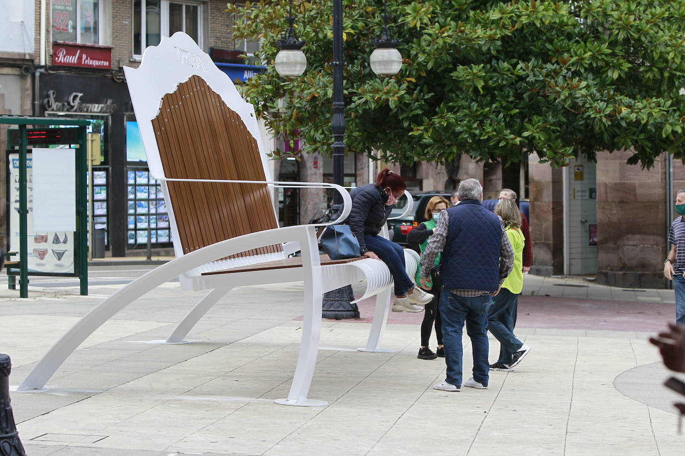 Este viernes, al fin, los torrelaveguenses estrenan el banco gigante que se ha instalado en el Bulevar Demetrio Herrero, una obra que busca que los ciudadanos y turistas acudan a hacerse fotos para que las publiquen en sus redes sociales y promocionar, así, la ciudad.