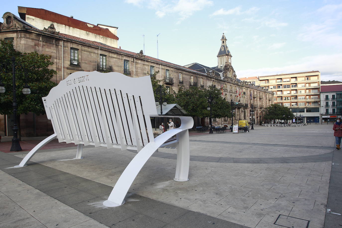 Este viernes, al fin, los torrelaveguenses estrenan el banco gigante que se ha instalado en el Bulevar Demetrio Herrero, una obra que busca que los ciudadanos y turistas acudan a hacerse fotos para que las publiquen en sus redes sociales y promocionar, así, la ciudad.