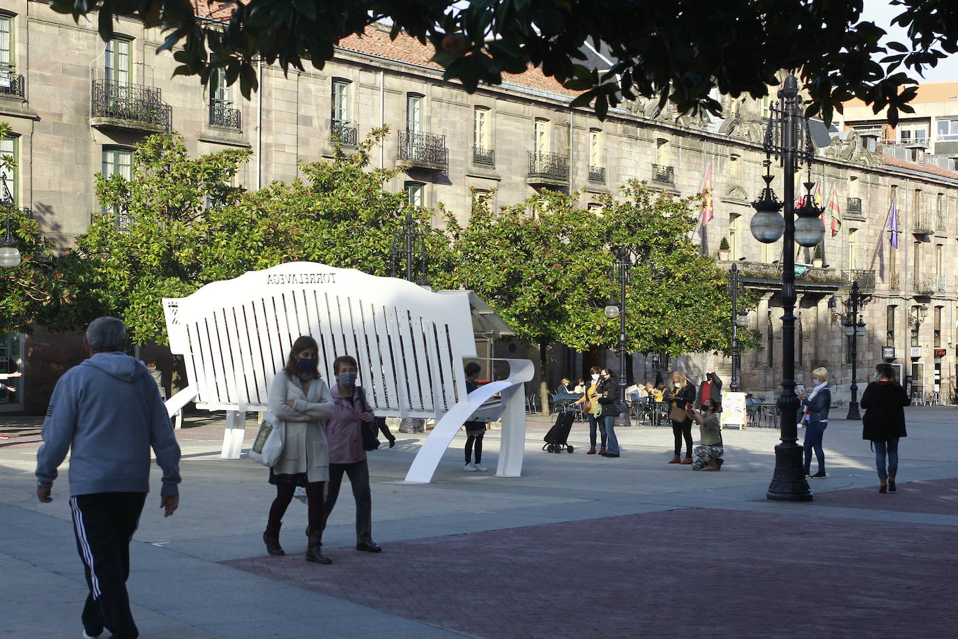 Este viernes, al fin, los torrelaveguenses estrenan el banco gigante que se ha instalado en el Bulevar Demetrio Herrero, una obra que busca que los ciudadanos y turistas acudan a hacerse fotos para que las publiquen en sus redes sociales y promocionar, así, la ciudad.