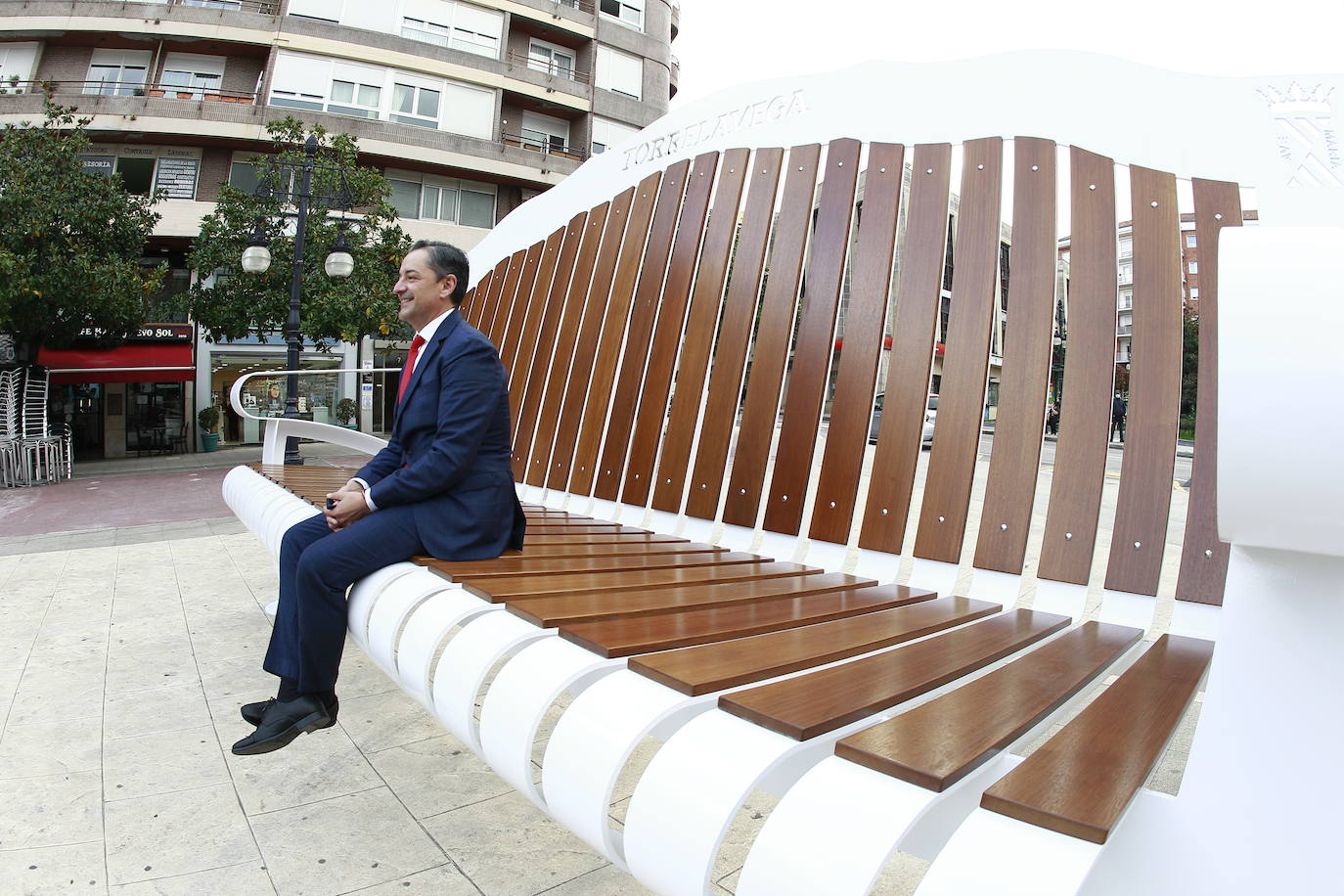 Este viernes, al fin, los torrelaveguenses estrenan el banco gigante que se ha instalado en el Bulevar Demetrio Herrero, una obra que busca que los ciudadanos y turistas acudan a hacerse fotos para que las publiquen en sus redes sociales y promocionar, así, la ciudad.