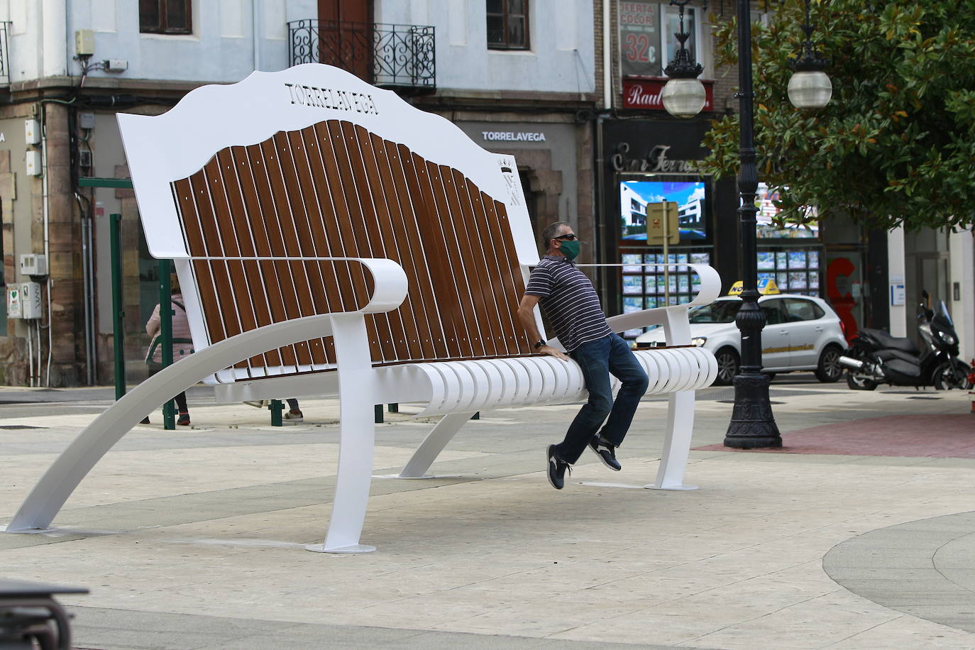 Este viernes, al fin, los torrelaveguenses estrenan el banco gigante que se ha instalado en el Bulevar Demetrio Herrero, una obra que busca que los ciudadanos y turistas acudan a hacerse fotos para que las publiquen en sus redes sociales y promocionar, así, la ciudad.