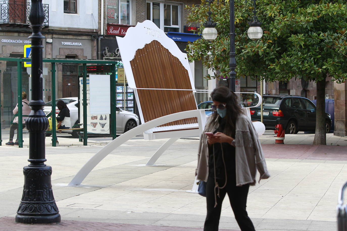 Este viernes, al fin, los torrelaveguenses estrenan el banco gigante que se ha instalado en el Bulevar Demetrio Herrero, una obra que busca que los ciudadanos y turistas acudan a hacerse fotos para que las publiquen en sus redes sociales y promocionar, así, la ciudad.