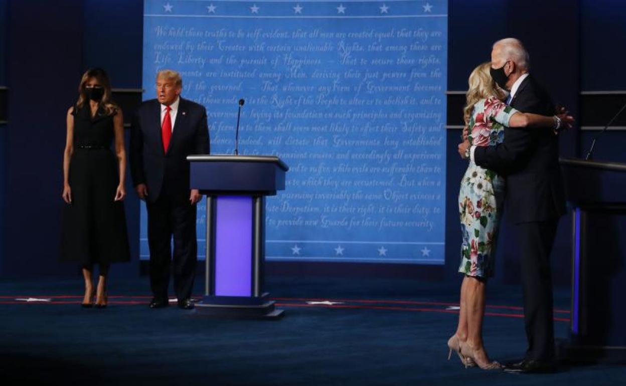 Melania y Donald Trump, a la izquierda; a la derecha, Jill Biden abraza a su marido Joe, tras el debate electoral. 