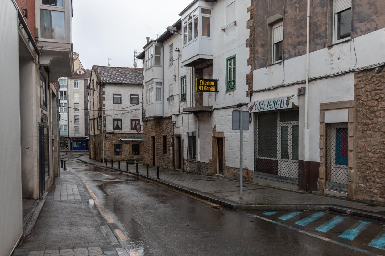 Los edificios de la calle Quintanal presentan grietas, humedades y desplazamientos. 