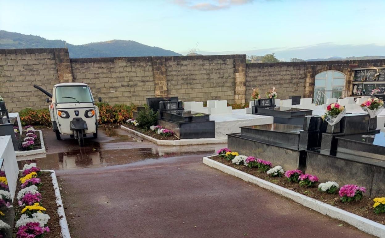 El Ayuntamiento de El Astillero ha adecentado ya el cementerio con la plantación de plantas y flores para recibir a vecinos y visitantes. 