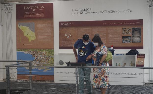 Una pareja de visitantes este verano en el centro de interpretación de Flavióbriga. 