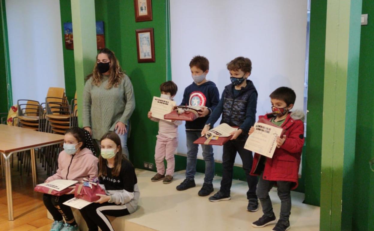 Los niños más lectores de la Biblioteca posan con sus premios.