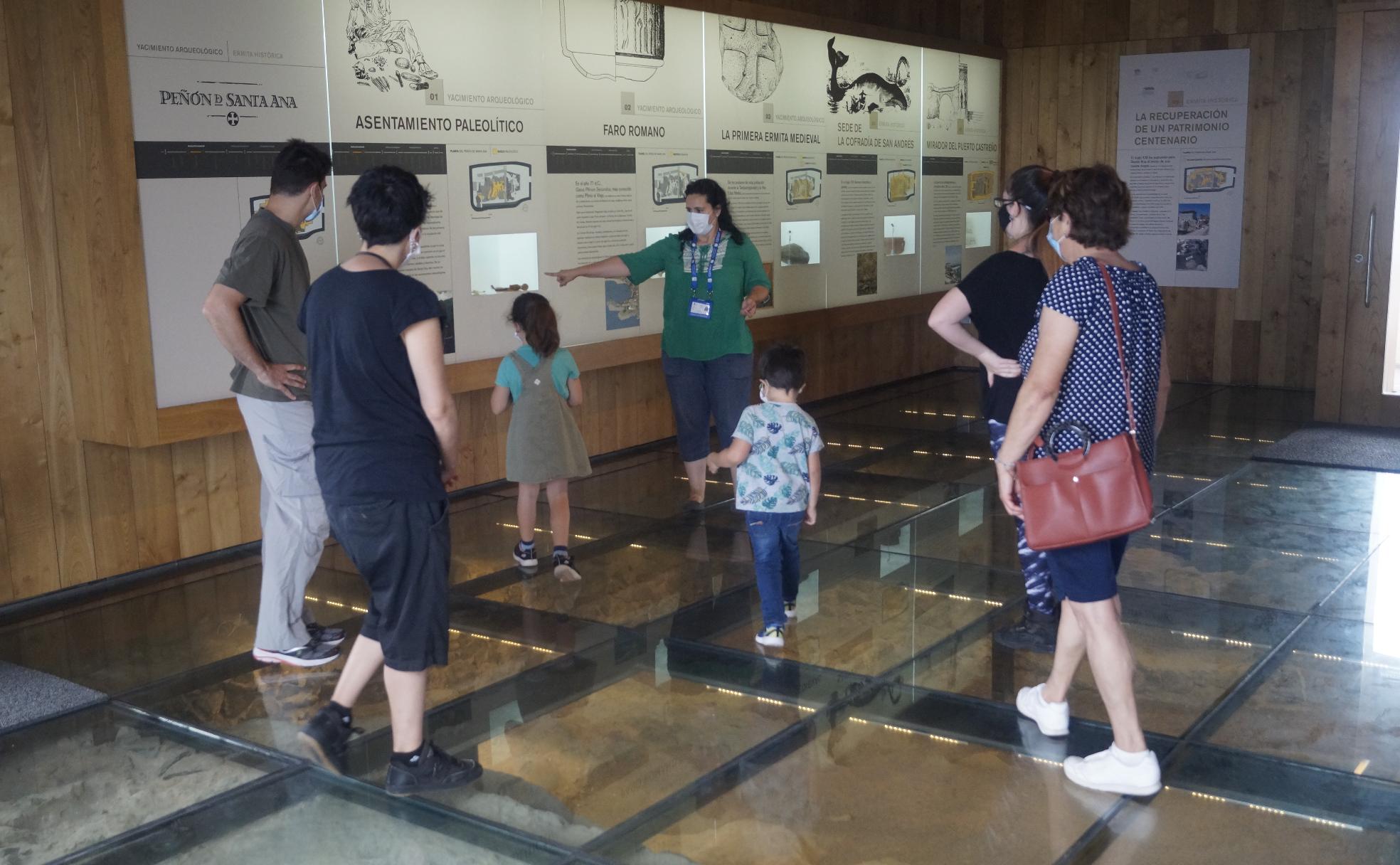 Visitantes en el centro de interpretación de la ermita de Santa Ana.