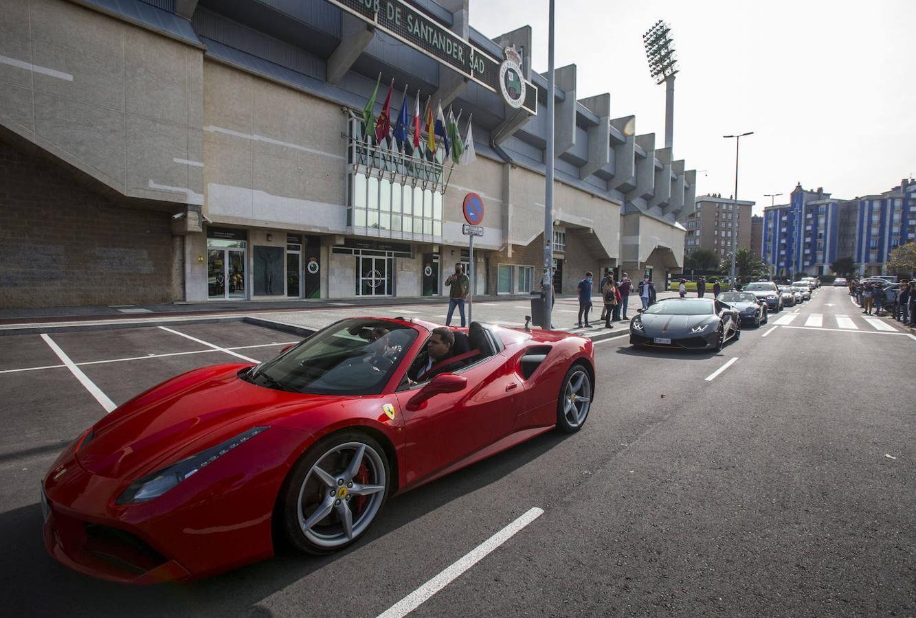 Superdeportivos como Ferraris, Porsches y Lamborghinis recorrieron ayer las principales calles de Santander, desde La Marga hasta el Sardinero. Aunque la intención de la organización era concentrarse en una exhibición, ante el aumento de contagios por covid en las últimas jornadas prefirieron suspenderlo y disolverse tras finalizar el recorrido.